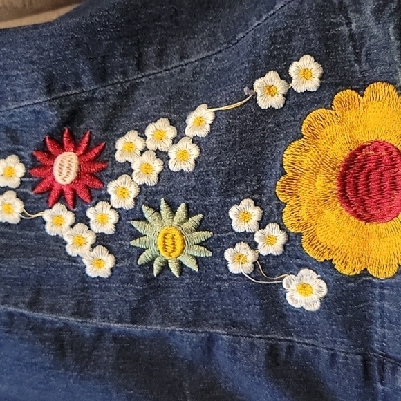 Unbranded 4XL (36" waist) distressed blue flare jeans with floral embroidery - Picture 3 of 5